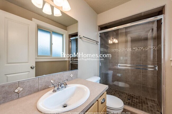 Building Photo - Updated Three Bedroom Gem in Oregon City!