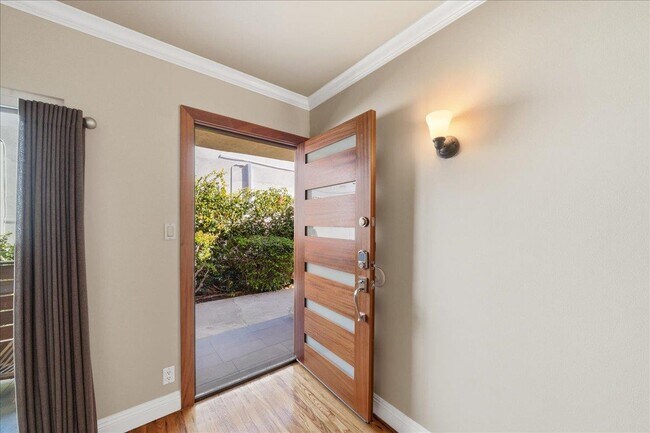 Building Photo - 11719 Mayfield Ave