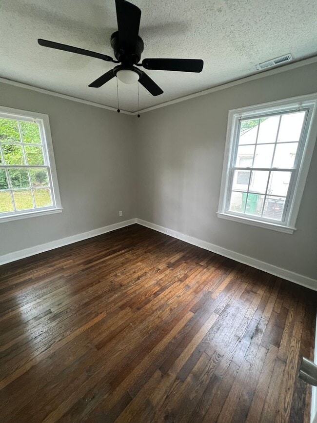 Building Photo - Two bedroom one bath