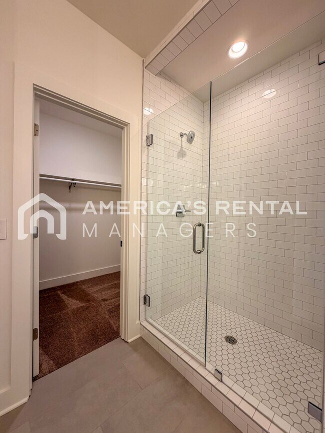 Building Photo - Home for Rent in Vestavia Hills, AL!!! Sig...