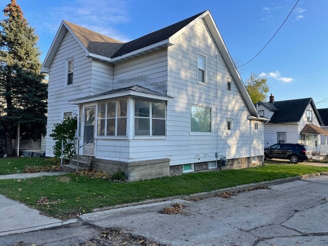 Primary Photo - Lovely 4 Bedroom John Ball Park