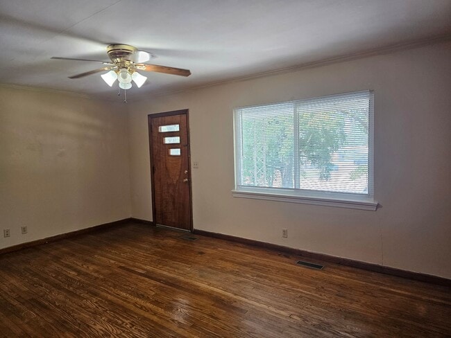 Building Photo - Don't Miss this 2 bedroom with Garage, Lar...