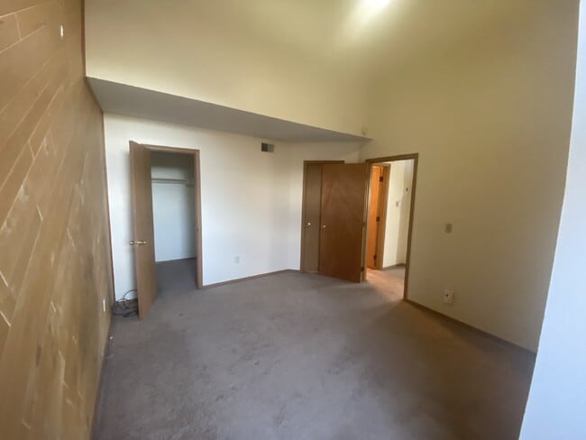 Building Photo - Charming Condo with a Loft!