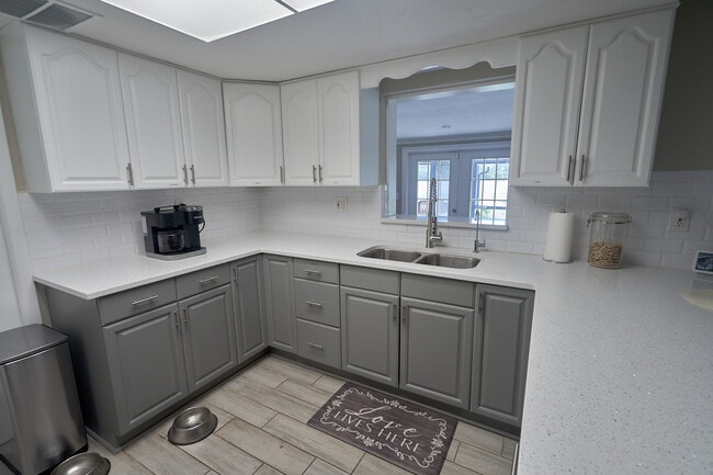 Fully Stocked Kitchen - 709 Meredith St