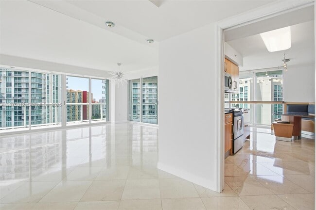 Building Photo - 16500 Collins Ave