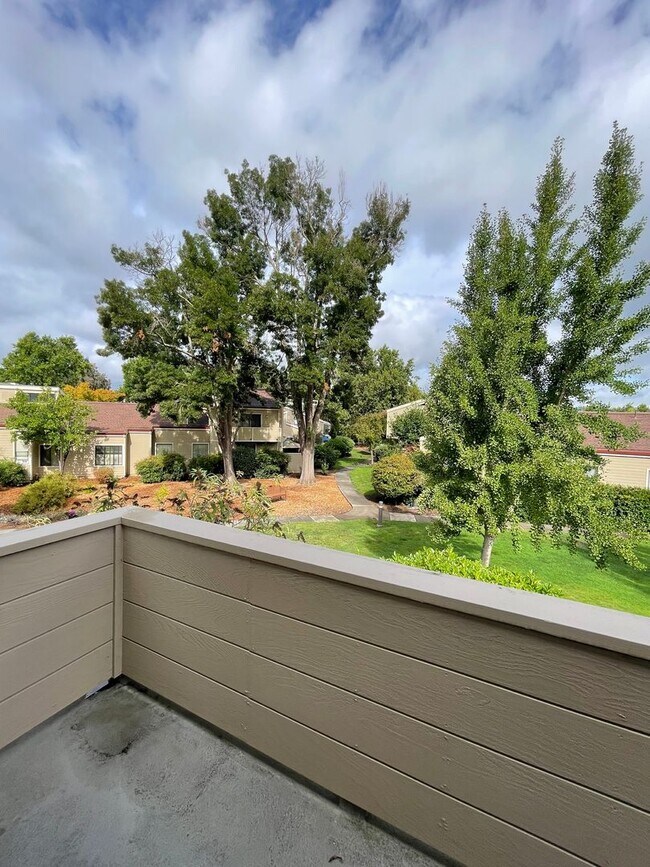 Building Photo - Beautiful End Unit Condo in Bennett Valley!