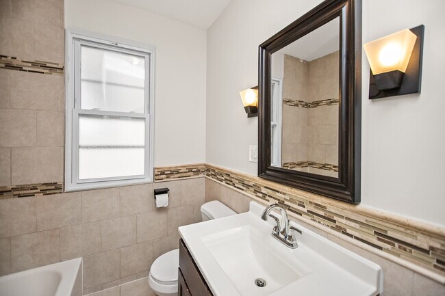 Building Photo - 4146 W Cornelia Ave
