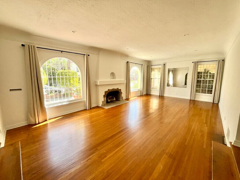 Primary Photo - 107 N Mansfield Ave