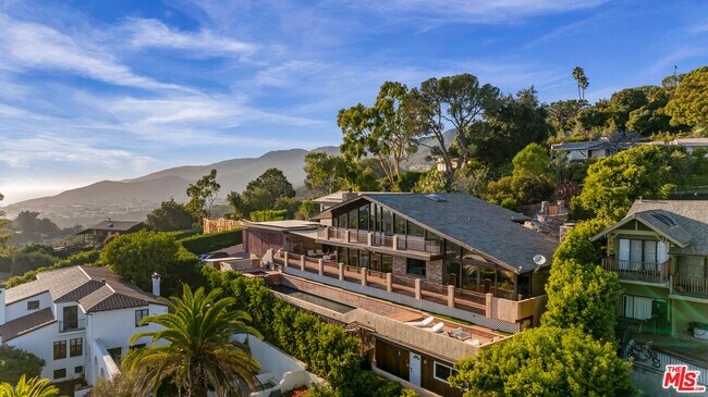 Building Photo - 620 Resolano Dr