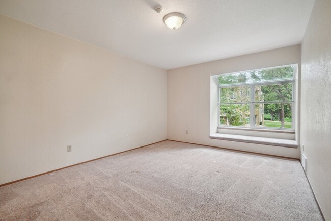 Building Photo - 7338 W Lake Sammamish Pky NE