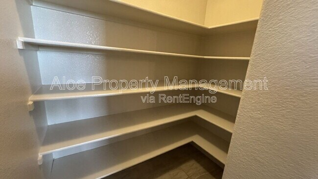 Building Photo - 491 W Ebony Way
