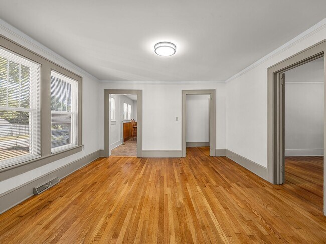 Building Photo - Downtown Greer Charmer: Spacious 3-Bed, 2 ...