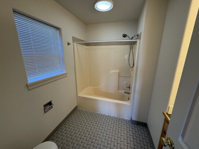 Building Photo - 2 bedroom / 2 bathroom, Duplex unit Close ...