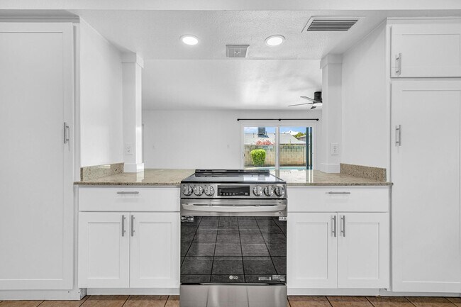 Building Photo - 6 bed/ 3.5 bath