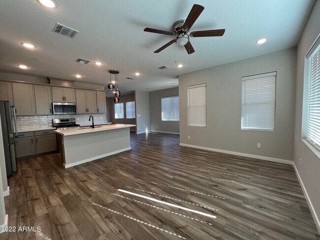 Building Photo - 746 E Doral Ave