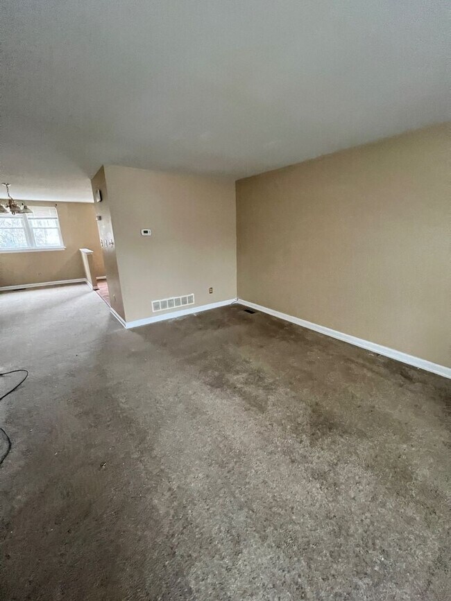 Building Photo - Classic 3 Bedroom with Washer/Dryer | Ches...