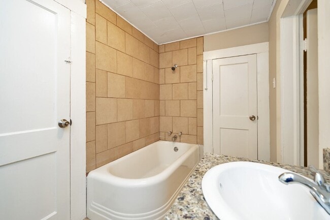 Building Photo - Renovated Hueytown Charmer – 2 Beds, 1 Bat...