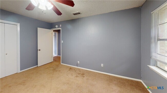 Building Photo - 1404 E Vardeman Ave