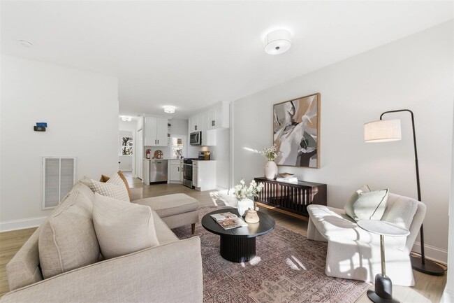 Building Photo - 414 6th St