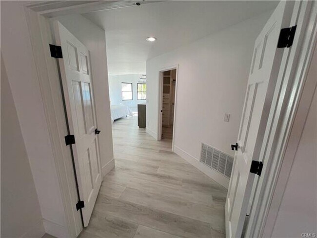 Building Photo - Stunning Lakefront Retreat in Gated Canyon...