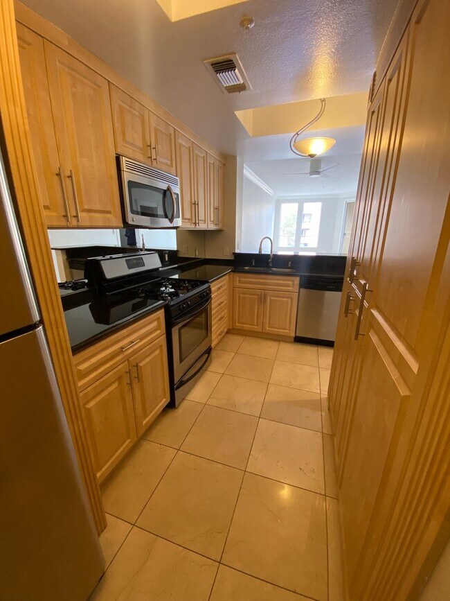Building Photo - Remodeled 2 Bedroom Condo Just Off the Strip!