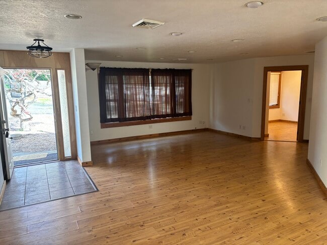 Building Photo - BE-0110