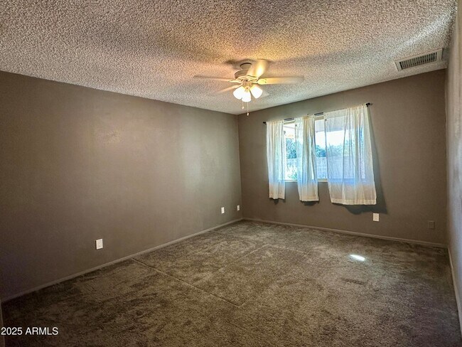 Building Photo - 2535 E Maryland Dr