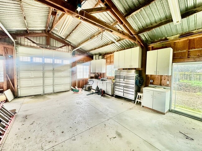 Building Photo - Gorgeous 4/3 Country Estate with 2000sf Barn