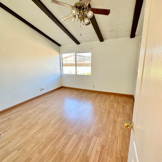 Building Photo - 2-bedroom 2 bath Condo in Van Nuys