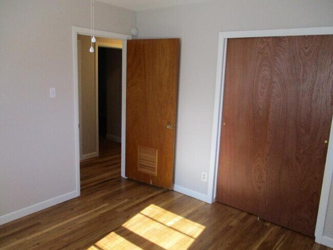 Building Photo - 1005 S 11th St