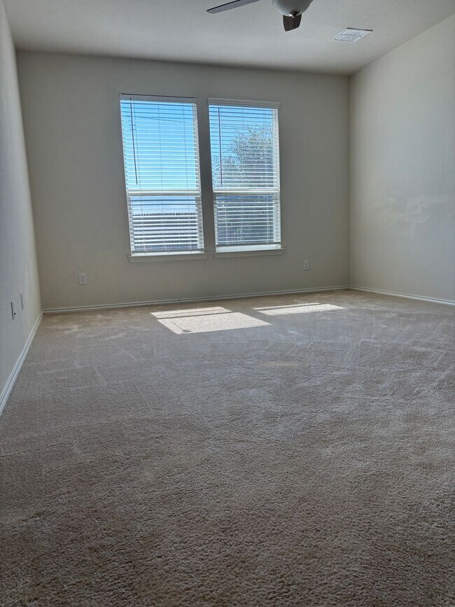 Building Photo - ? Beautiful 4-Bedroom Single-Story in Fort...