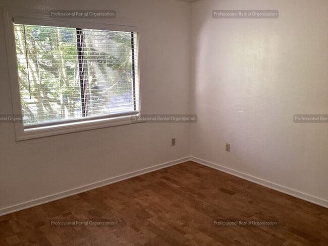 Building Photo - Spacious & cheerfully bright large single-...