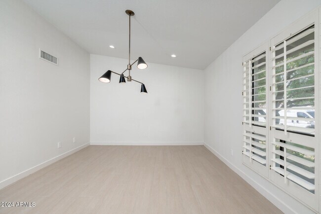 Building Photo - 507 E Caribbean Ln