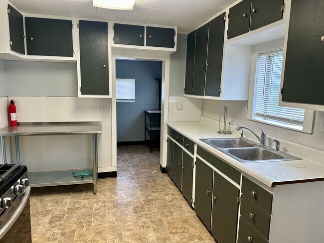 Building Photo - 4 plus bedroom on double lot