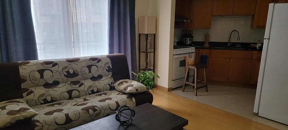Living Room - 2322 S Canal St