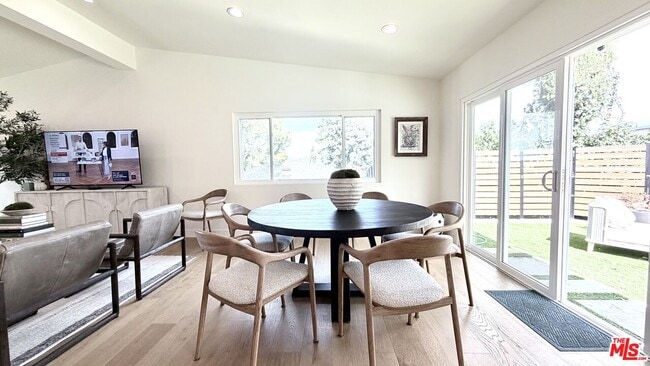 Building Photo - 3852 Sherview Dr