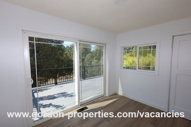 Building Photo - Saint Helens OR - upstairs flat 2 bedroom unit in duplex