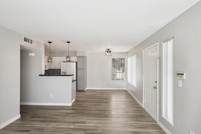 Building Photo - Centrally Located 3 Bed Condo In Gated Com...