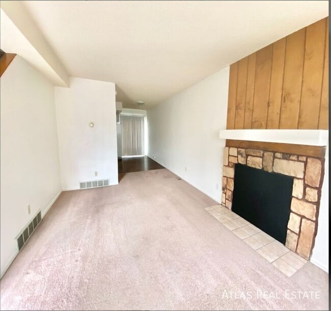 Building Photo - 2359 Split Rock Dr