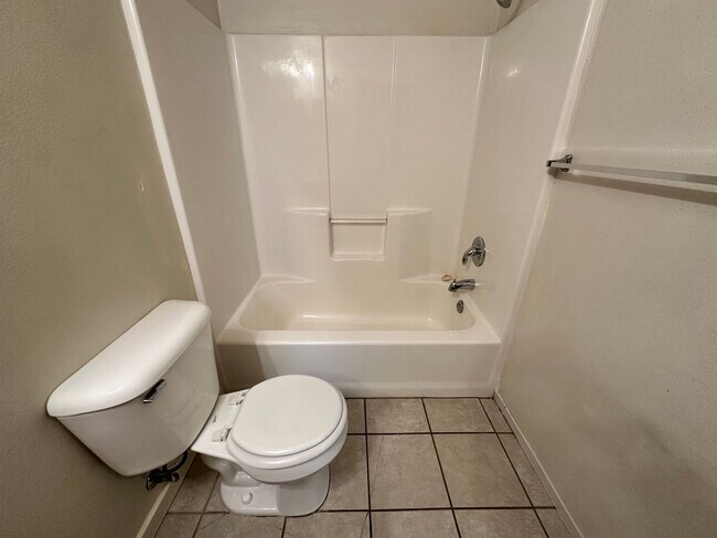 Building Photo - 2 bedroom, 2 bath apartment