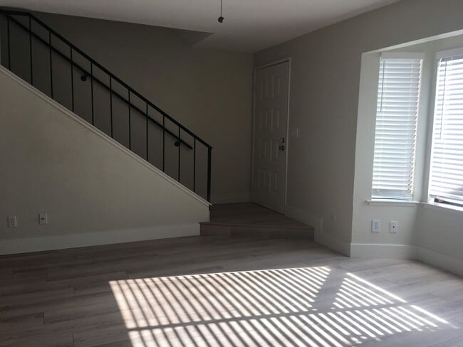 Building Photo - Freshly updated Woodside Park townhouse, c...