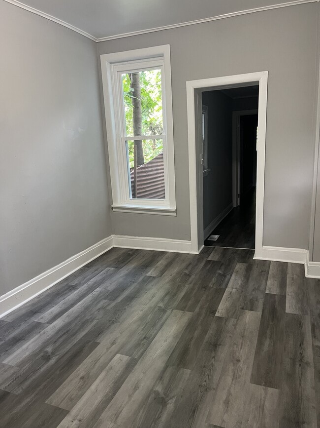 Building Photo - 322 E 11th St