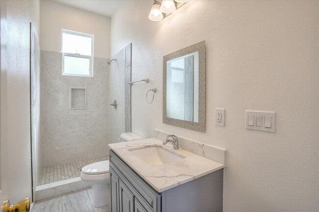 Building Photo - $1,500 MOVE IN SPECIAL!! 3 BED/2 BATH HOME UPPER UNIT AVAIABLE FOR RENT IN OAKLAND, CA!!!!