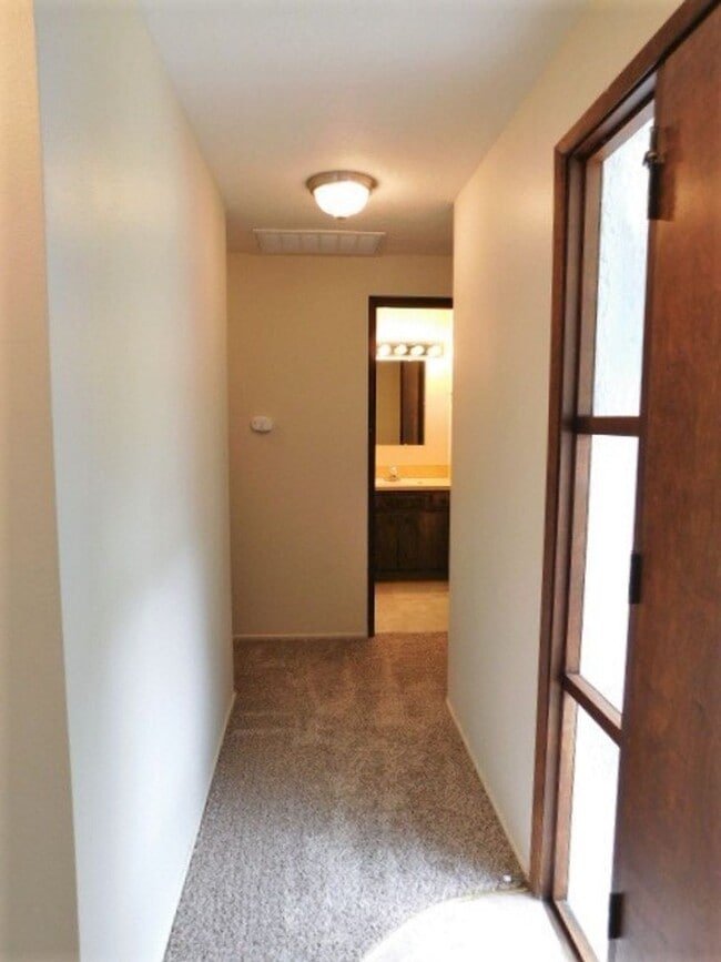 Building Photo - 3Bd/2Ba Single Story House - Available Soon!