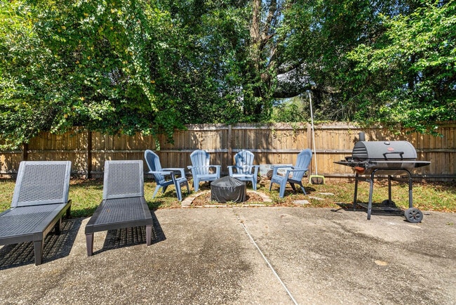 Building Photo - 2 Mead Dr