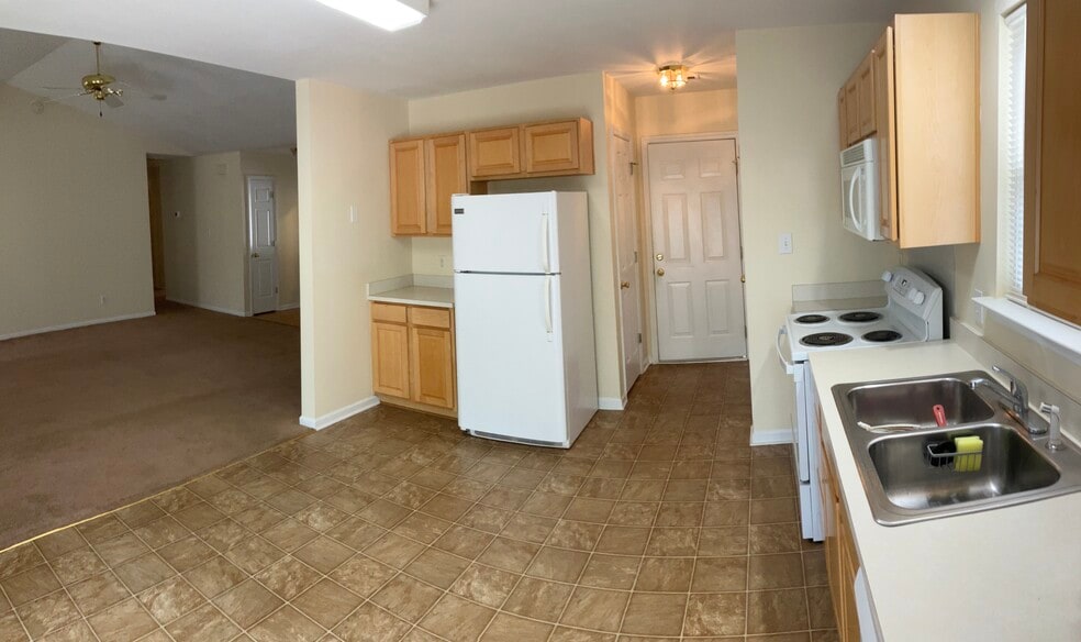 Kitchen from patio slider - 3202 Pine Pointe St