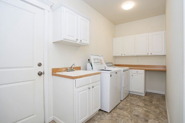 Building Photo - Beautiful Craftsman Home for Rent on Fox Island