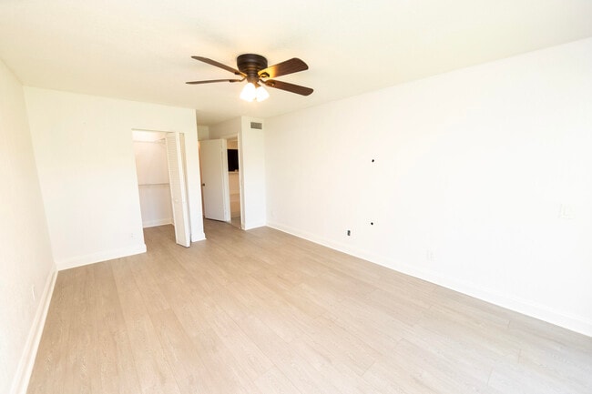 Building Photo - 11060 S Lakeview Dr