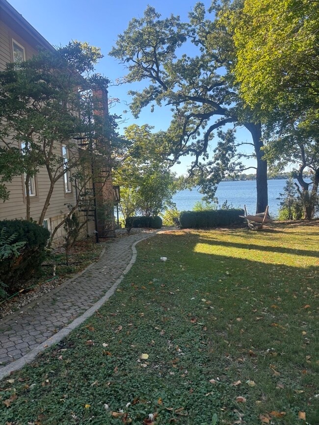 Building Photo - 21 Lakeview Pl