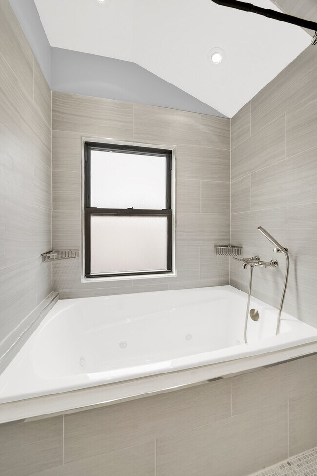 Building Photo - 1226 S 60th Ct